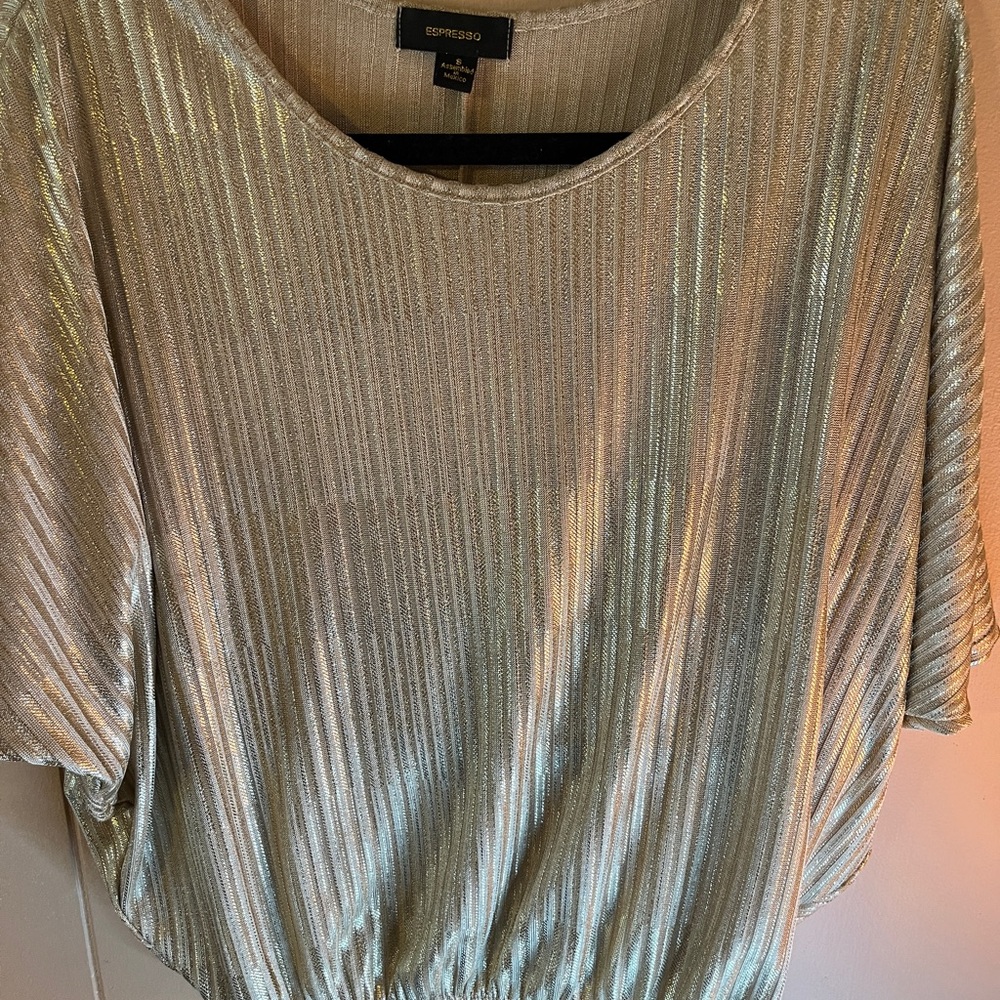 Gold shimmery top for casual or going out! Size small - Picture 6 of 7